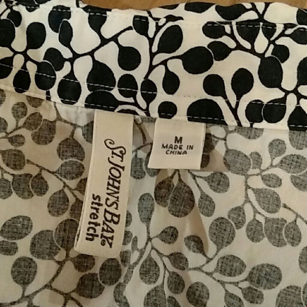 Charming Patterned Button Down Top. Well-Tailored View 6